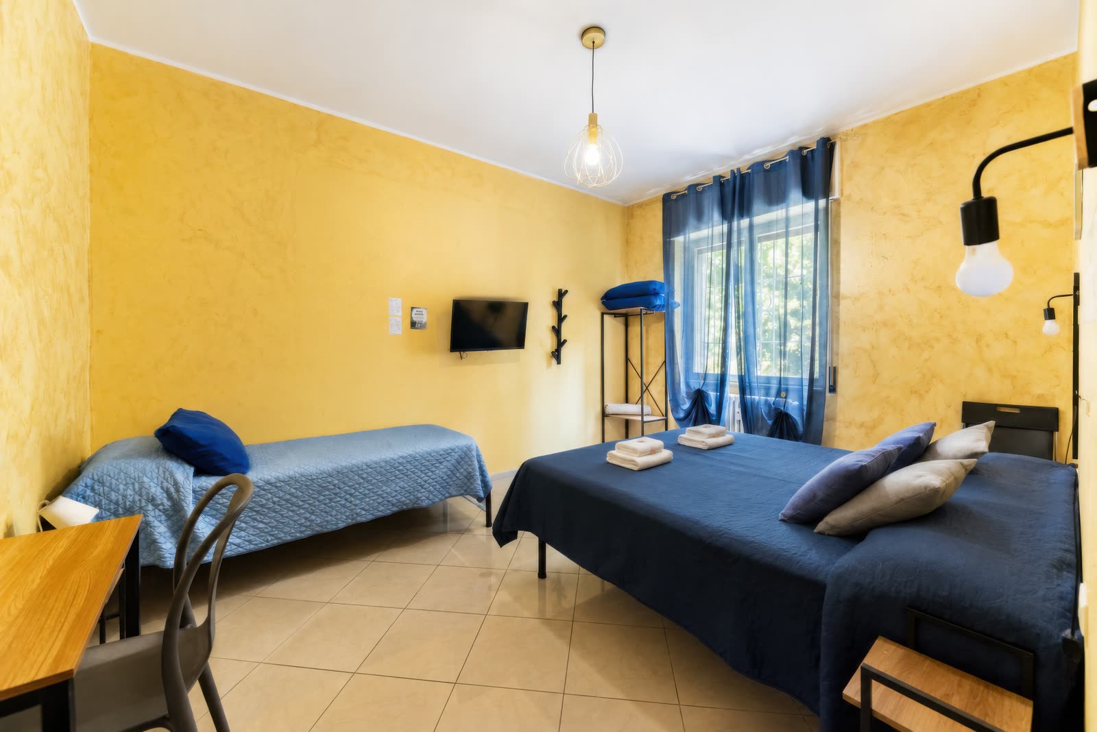 Camera Van Gogh · Casa Aurora